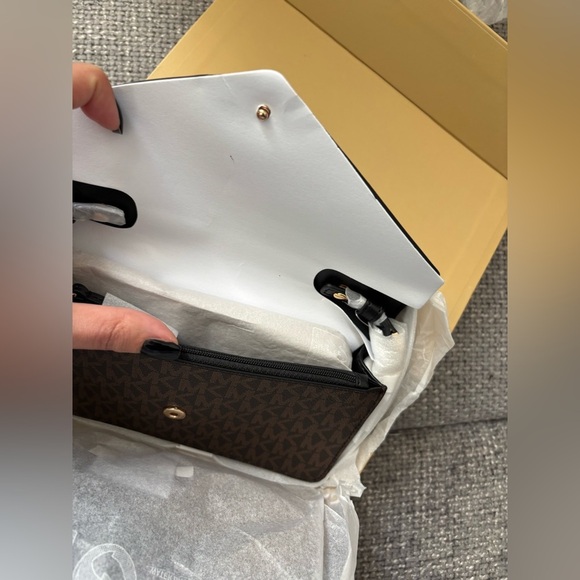 Brand New Michael Kors Crossbody Bag β Chic & Timeless! - Picture 7 of 8